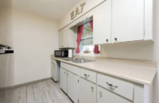 Spacious home with Pool Table 10 minutes from Beaches and Speedway
