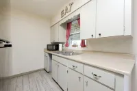 Spacious home with Pool Table 10 minutes from Beaches and Speedway