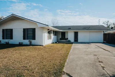 NEWLY REMODELED - Near Baseball Fields, Park, Local Restaurants Hotel in zona Creole Nature Trail Adventure Point