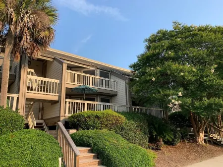 A+Coastal Escape: Beach, Golf, Tennis Club Access Available Отели рядом с достопримечательностью «Seabrook Beach»