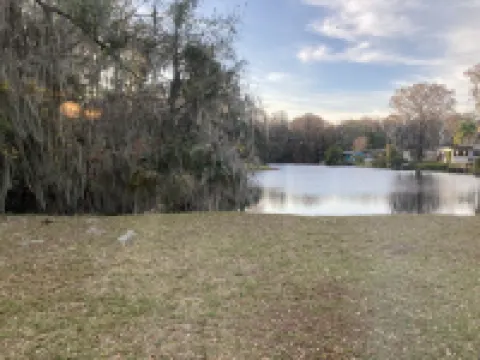 Waterfront home .5 miles from downtown Tavares and 10 minutes from Harris Chain.