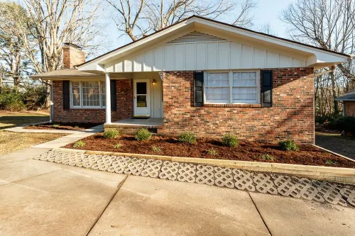 Oak Tree Oasis: private deck, grill, firepit.