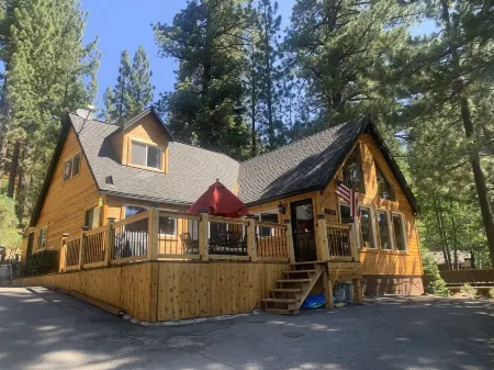 Walk to Olympic Valley Village! Отели рядом с достопримечательностью «Squaw Valley Ski Area»