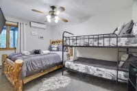 Cozy Chalet Near Lake: BBQ, Fire Pit, Beautiful Fall Foliage & Hot Tub