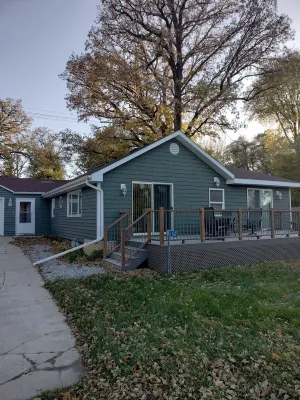 Bayside Cottage Hotels near McIntosh Woods State Park