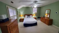 GREAT for FAMILIES, beautiful waterfront, kayaks, firepit, pool table, & more! - Wi-Fi