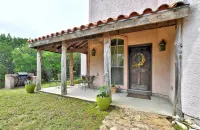 Blue Armadillo - Cozy Country Cabin Close to Downtown Wimberley