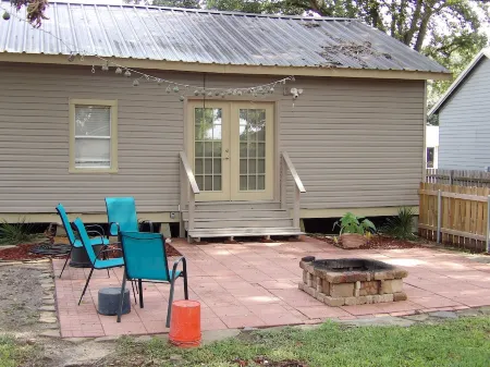 Chez le Fleur: A Cozy 2 Bedroom Home with Patio, Fenced Yard & Wi-Fi Min to I-10