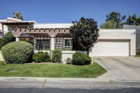 Quiet Desert Oasis on Golf Course w/ Heated Pool Отели в г. Меса