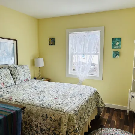 Quiet guest cottage-private setting!  Hiking, boating, swimming, wildlife near.