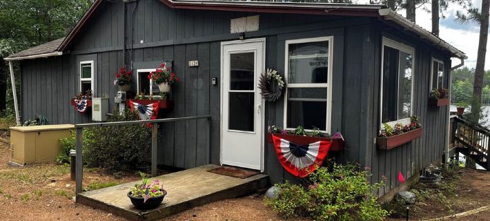 Cozy vintage cabin on a private lake in the Northwoods. Hotels in St. Germain
