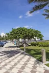 150 steps to BEACH | Private Balcony | Workspace
