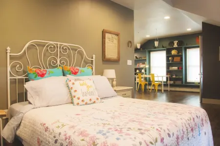 The Goshen House - close to downtown with hot tub Отели рядом с достопримечательностью «LEGOLAND New York Resort»