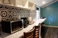 King Bed, Screened in Porch, Kitchen, Shower, Wifi, Roku, Near Ratcliff Lake Hotel a Kennard