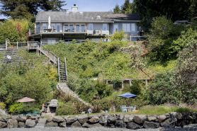 Stunning Beach Suite, great mountain & water views, near downtown Winslow, Cozy.