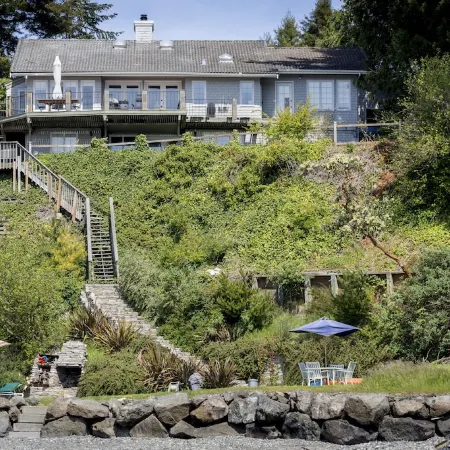 Stunning Beach Suite, great mountain & water views, near downtown Winslow, Cozy.