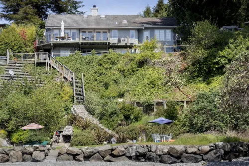 Stunning Beach Suite, great mountain & water views, near downtown Winslow, Cozy.