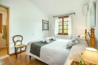 3 Bedrooms, 2 bathrooms, enbeded into the natural mediterranean surrounding.