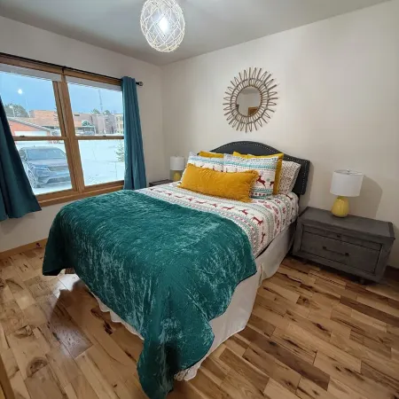 On the Chain, near downtown, close to trails, private dock, dog-approved! 🌊 🌞 🐶 Отели в г. Игл Ривер
