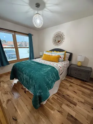 On the Chain, near downtown, close to trails, private dock, dog-approved! 🌊 🌞 🐶