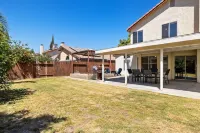 Spacious 5-bedroom house in delightful Bakersfield with AC, WiFi, Pet Friendly โรงแรมในเบเกอร์สฟีลด์