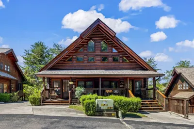 SummerPromo! 5 Mins to Dollywood ~Arcade~Hot Tub~Fireplace~Indoor Heated Pool!