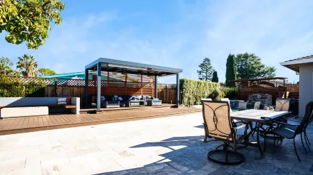 Dreamy Luxe Pool Retreat - 3BR in Urban Campbell Отели рядом с достопримечательностью «Лос Гатос Крик Трейл»