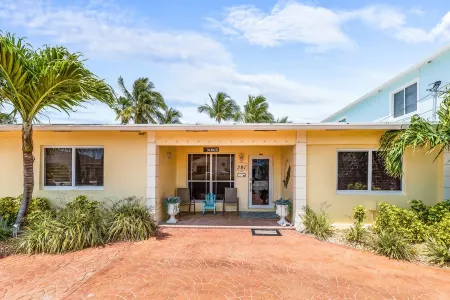 Keys Elegant - Key Colony Single Family. Private Pool, Hot Tub, Dock.