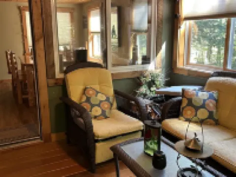 Bear Creek Lodge: By First Lake, Ride from Cabin Hotels in Webb