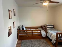 HUGE house across st from GC railway- hot tub 윌리엄스 호텔