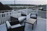 Luxury Boho Bay House. Balcony with Sunset Views, Near Casinos & Beach