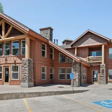 Cozy Fireplace, Hot Tub, & Garage 3 Minutes to Deer Valley East Village & Skiing