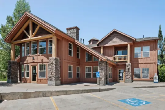 Cozy Fireplace, Hot Tub, & Garage 3 Minutes to Deer Valley East Village & Skiing