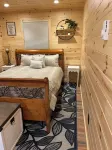 Dora’s Cabin at Grans – Flathead Lakefront, Firepit, Dock, Kayaks, Pet Friendly.