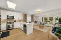 New 2 En Suite Bedrooms, Balboa Park,  Lux, 85" TV, Parking!