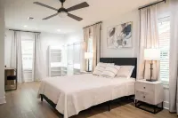 Clark Cottage - With Golf Cart! 1 mile ride to the beach & Dtown Ocean Springs!