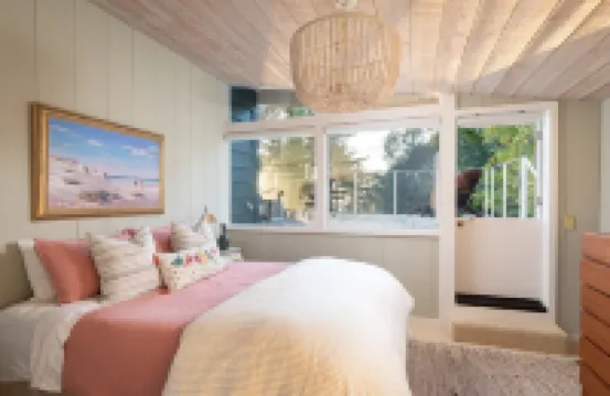 Walk to beach & town! 4 bdrm sleeps 7, private yard, firepits, deck w/ocean view