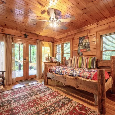 NEW! Luxury Nantahala Cabin with Mtn Views, SoakTub, Fire Pit