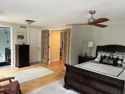 We call it Urban Paradise- spacious home in Ypsilanti with lots of outdoor fun. Hotel dekat Eastern Michigan University