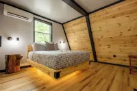 THORS CABIN! Peaceful A-Frame w/ hot tub & sauna 15 min to national park!