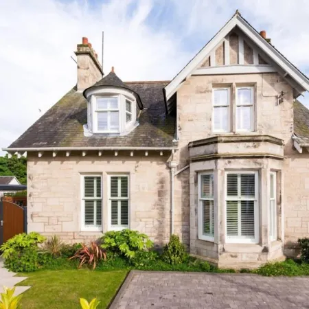 St Andrews 5 Star Luxury Villa,  Garden SPA HotTub, Sauna, Steam Room & parking