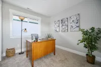 Dog-Friendly Downtown Carlton Townhouse #4, Steps to Tasting, Dining, Shops, BBQ