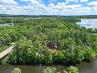 Amazing River House with Covered Patio! Sleeps 10-14. Kayaks,Fireplace,Games.