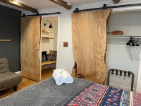 Row-home 3min drive to Central Market,Office,Patio w/ Fire Pit, Artistic Accents