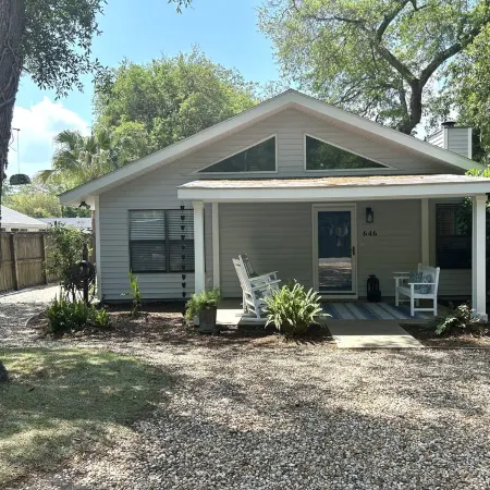 Great Location-Close to Everything. Perfect Fall/Winter Escape with Heated Pool!