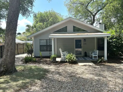 Great Location-Close to Everything. Adorable 3 BD/3 Bath Cottage with Pool! - 4 étoiles
