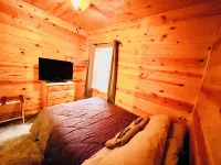 "Otsego Lake Retreat" Charming 3-bedroom house with WiFi and AC in Gaylord