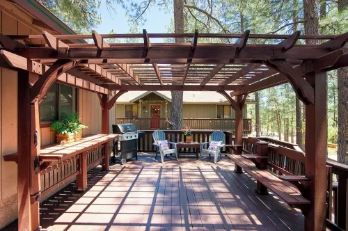 Pinecone Paradise Cozy 3-bedroom cabin with family fun amenities