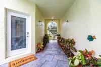 Tropical Oasis W/Heated Pool 2 miles to the  Beach