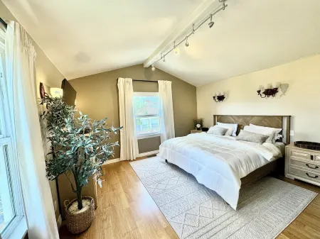 Family Retreat - game room & basketball court in La Mesa Отели рядом с достопримечательностью «Dr J's Elegant Reflections Med Spa»